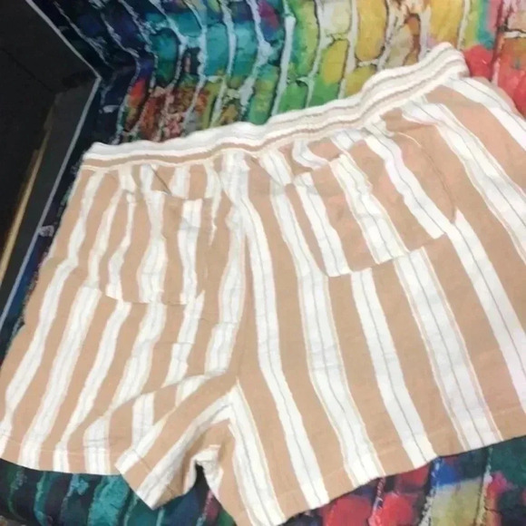 Old navy plus size 4X khaki and white soft pull on shorts - Picture 2 of 6